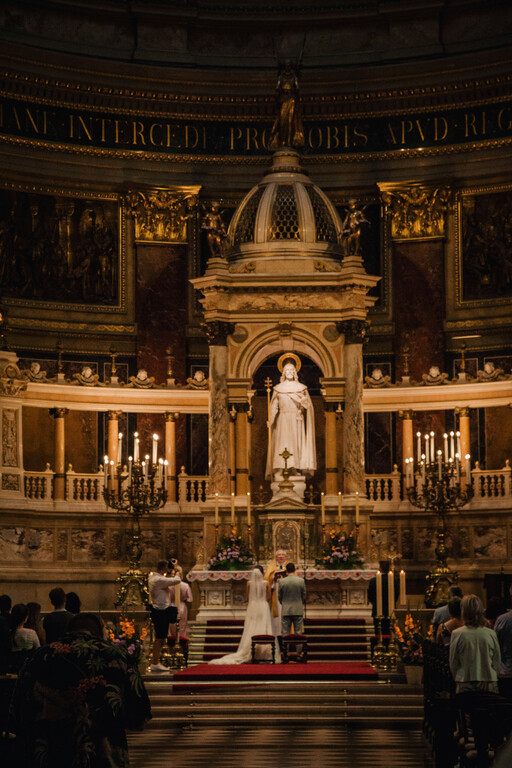 Hochzeitspaar vor dem Altar